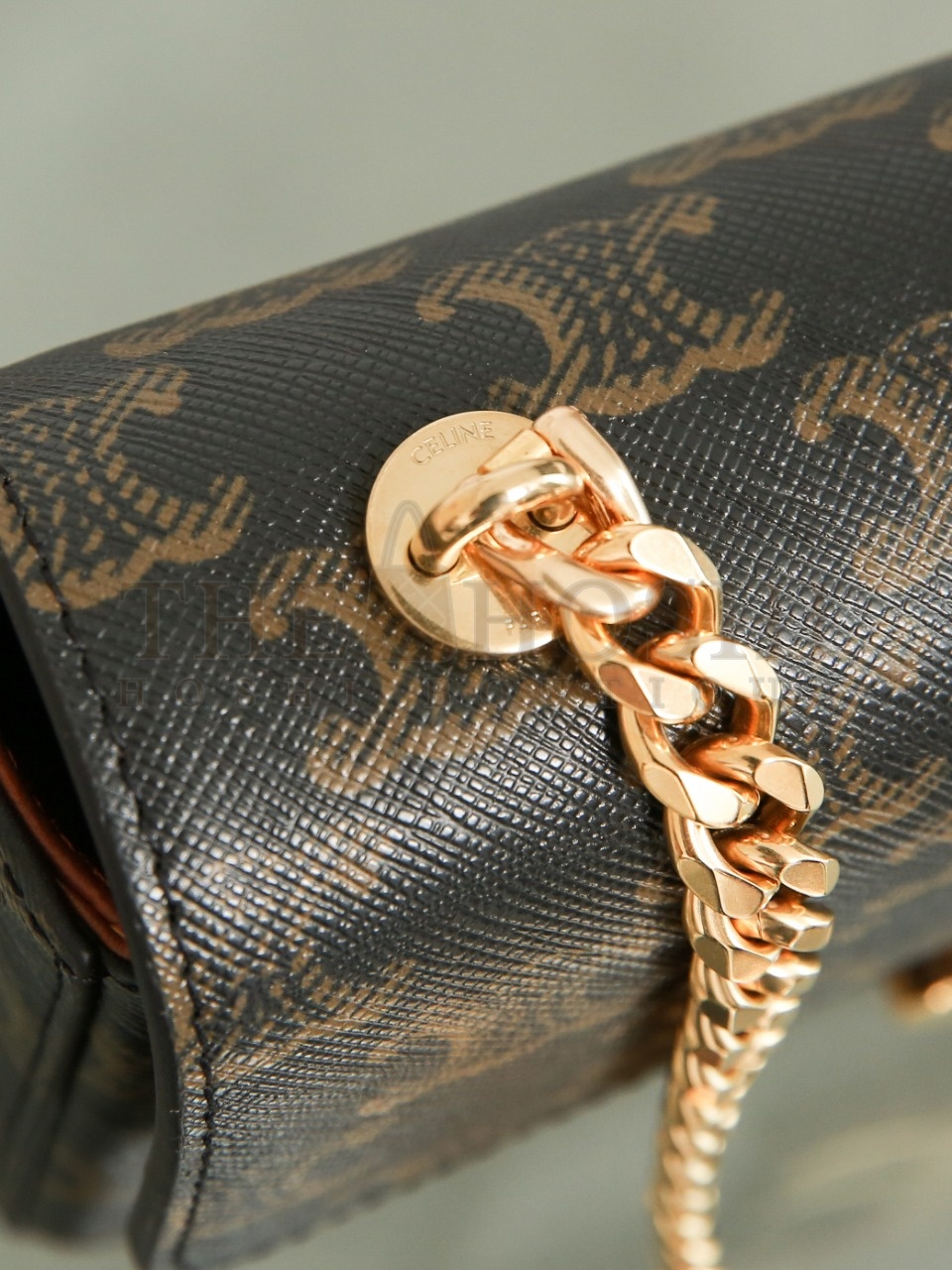 Ce1i*e Triomphe chain shoulder bag in satined calfskin width 20.5 cm, height 11.5 cm, depth 4 cm. Master Quality