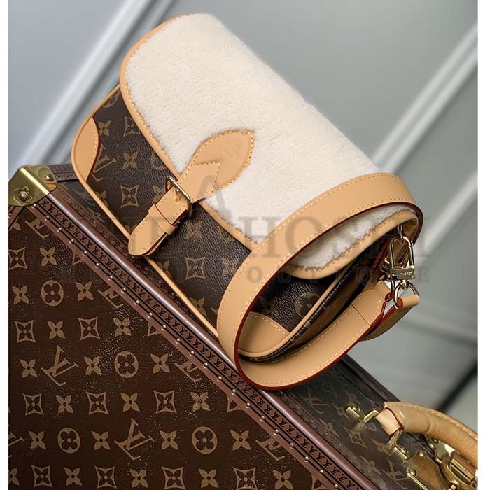 L0vis Vvtt0n LV Women Diane Handbag Beige Brown Monogram Coated Canvas Shearling Master Quality
