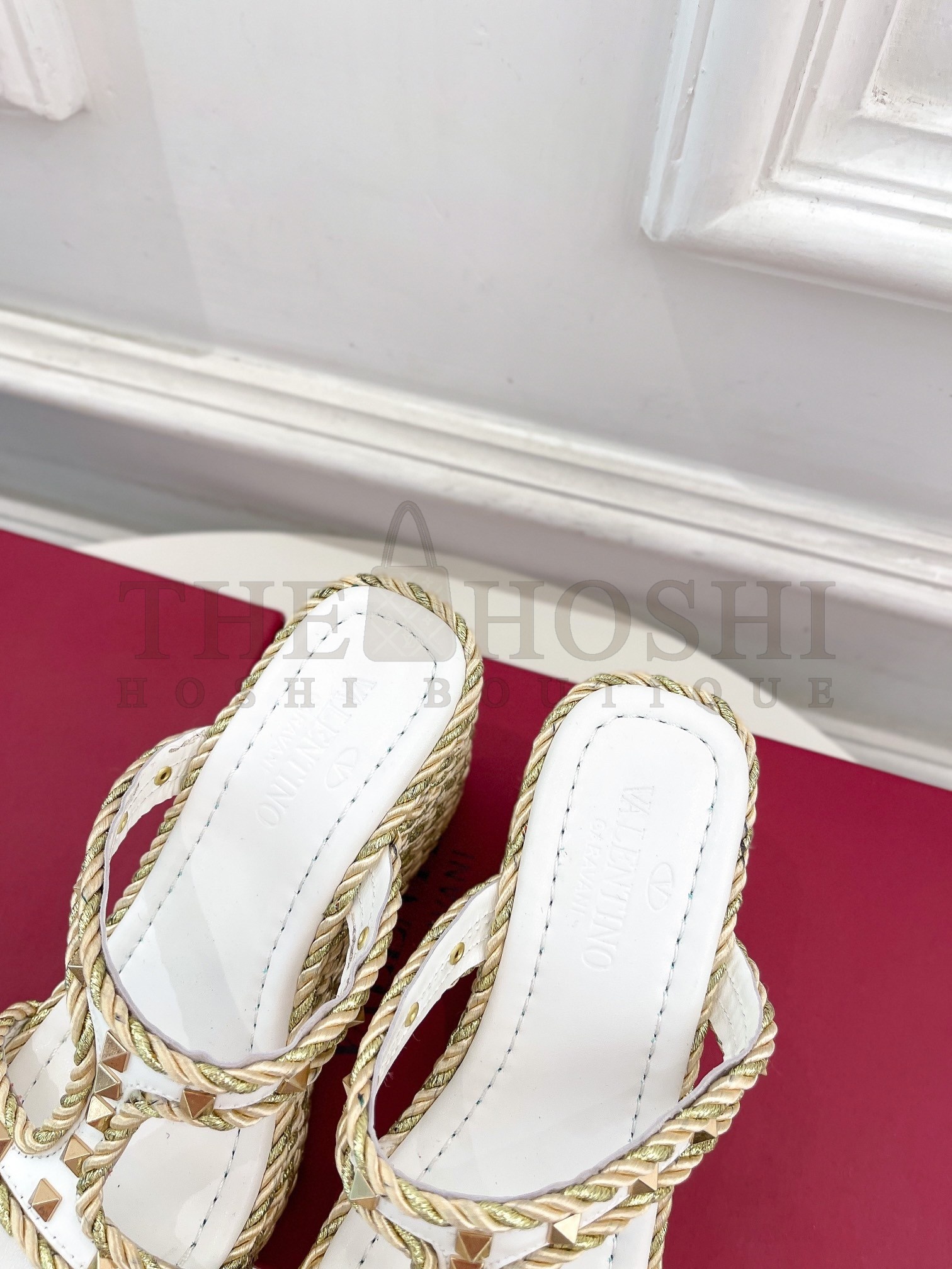 Va1e*ntin0 Garavani Rockstud Wedge Sandals in White Calfskin Master Quality