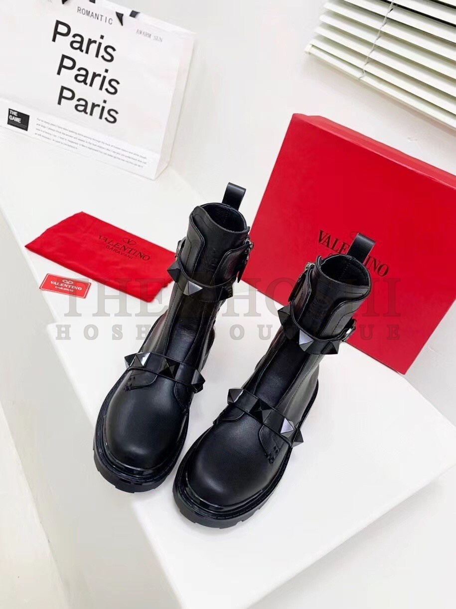 Va1e*ntin0 Black Roman Stud Combat Boots with Tonal Studs Master Quality
