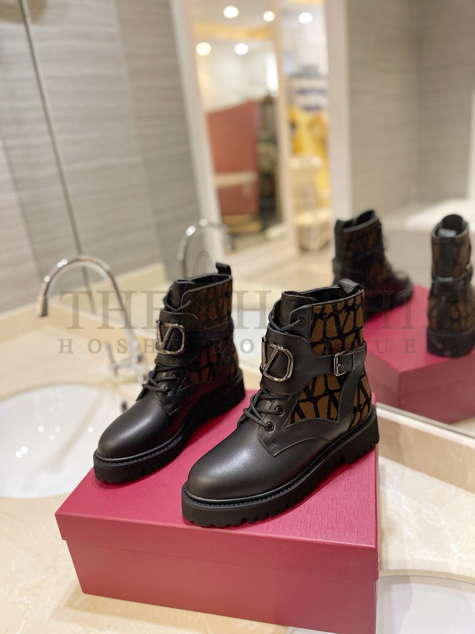 Va1e*ntin0 Vlogo Signature Combat Boots in Noir Toile Iconographe Master Quality