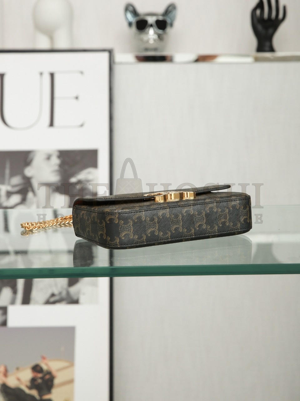 Ce1i*e Triomphe chain shoulder bag in satined calfskin width 20.5 cm, height 11.5 cm, depth 4 cm. Master Quality