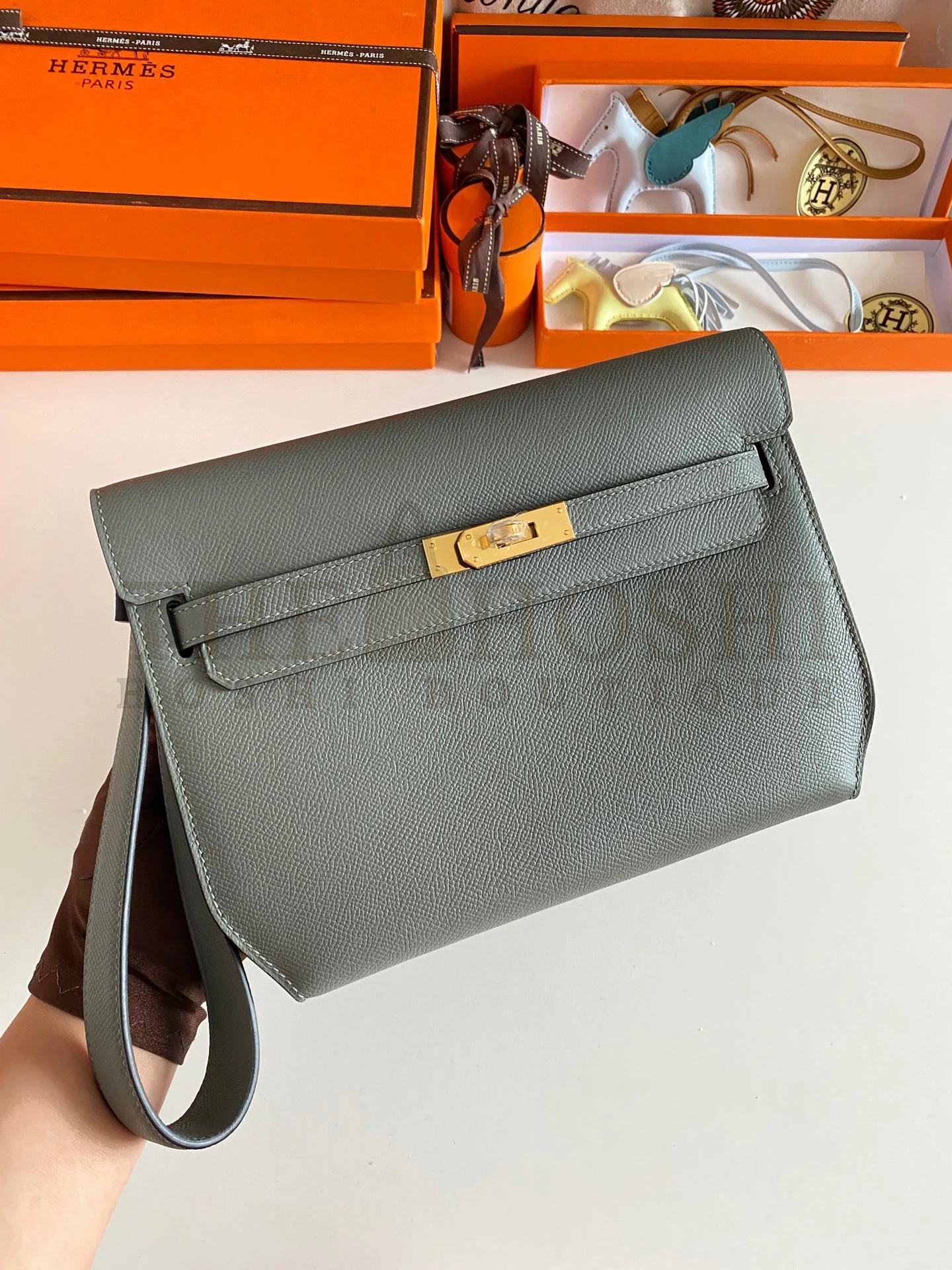 H**me5 Kelly Depeches 25 Pouch in Vert Amande Epsom Calfskin Master Quality