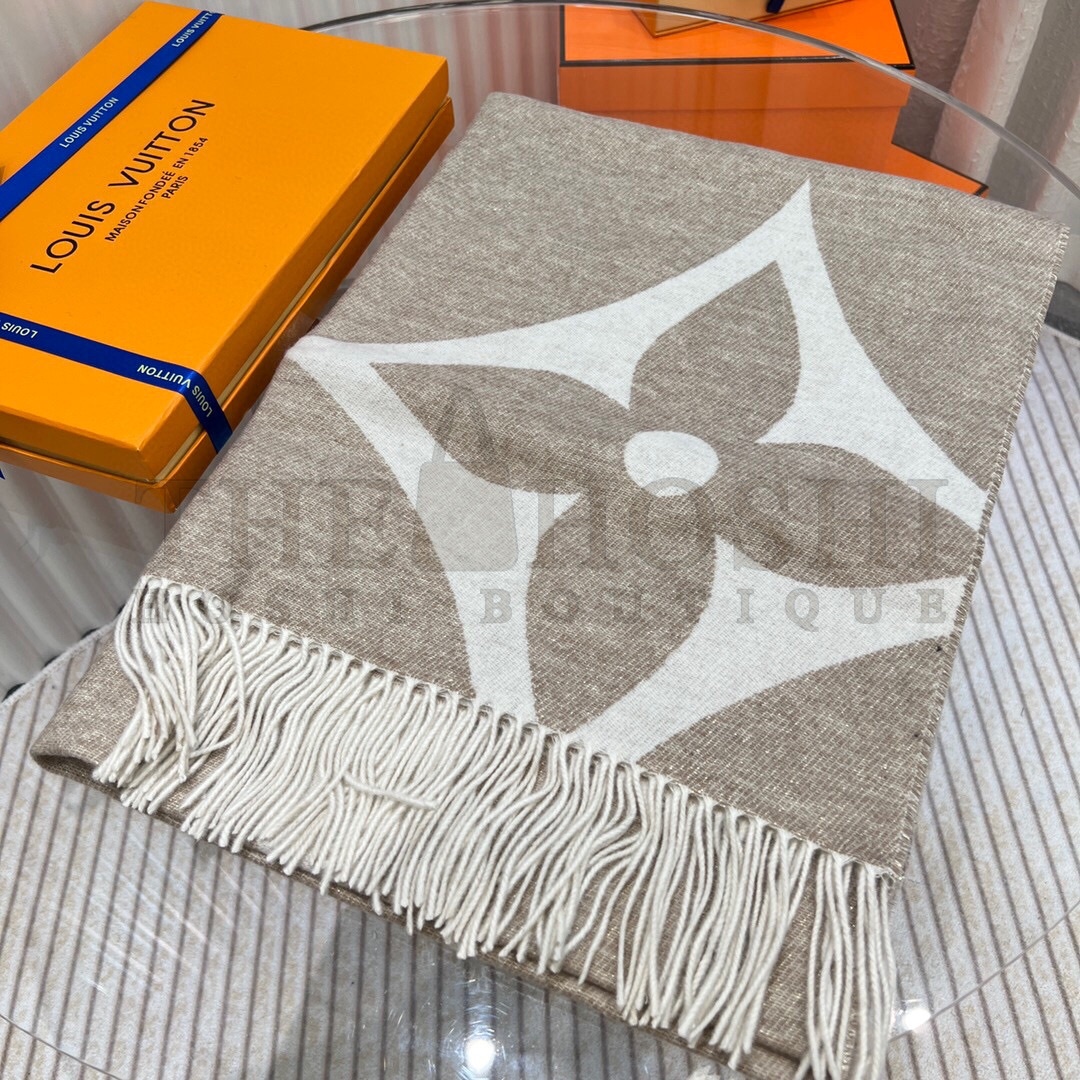 L0vis Vvtt0n LV Unisex Ultimate Shine Scarf Beige Allover Monogram Pattern Fringe Finish Master Quality