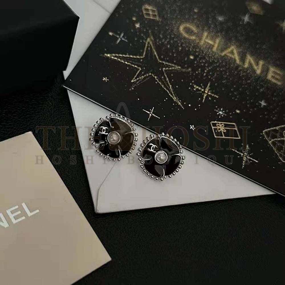 Ch**el Women Clip-on Stud Earrings in Metal and Glass Pearls Master Quality