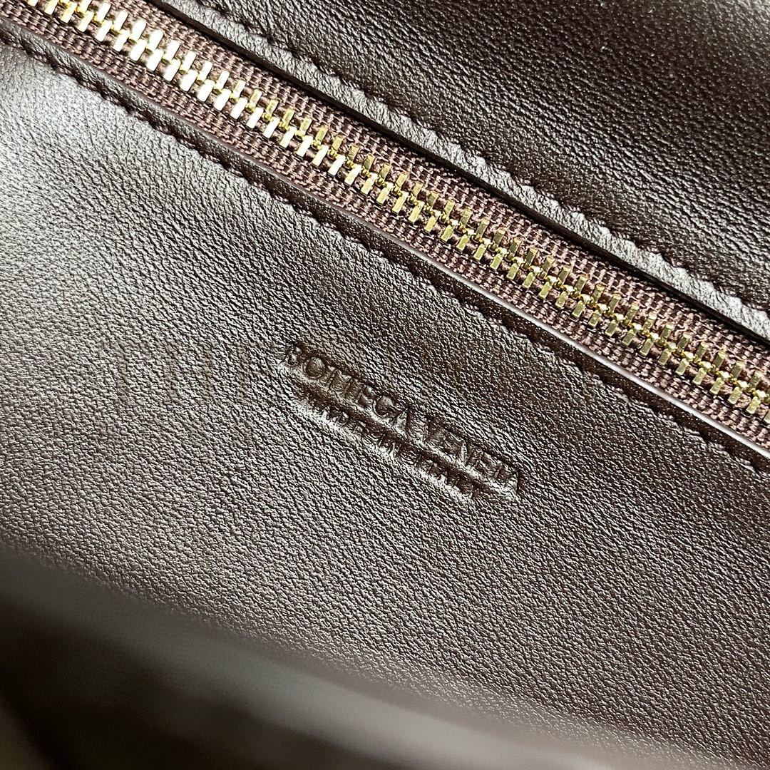 B0tt*ga Ven*ta Andiamo Clutch with Handle in Fondant Intrecciato Lambskin Master Quality