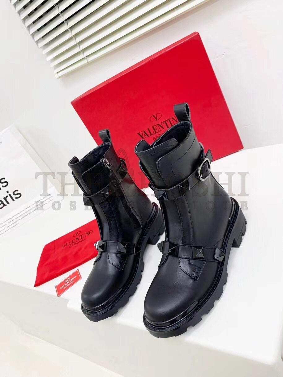 Va1e*ntin0 Black Roman Stud Combat Boots with Tonal Studs Master Quality