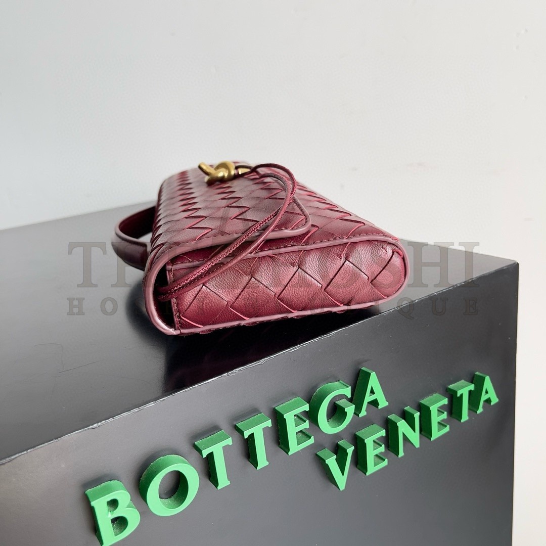 B0tt*ga Ven*ta Andiamo Clutch with Handle in Barolo Intrecciato Lambskin Master Quality