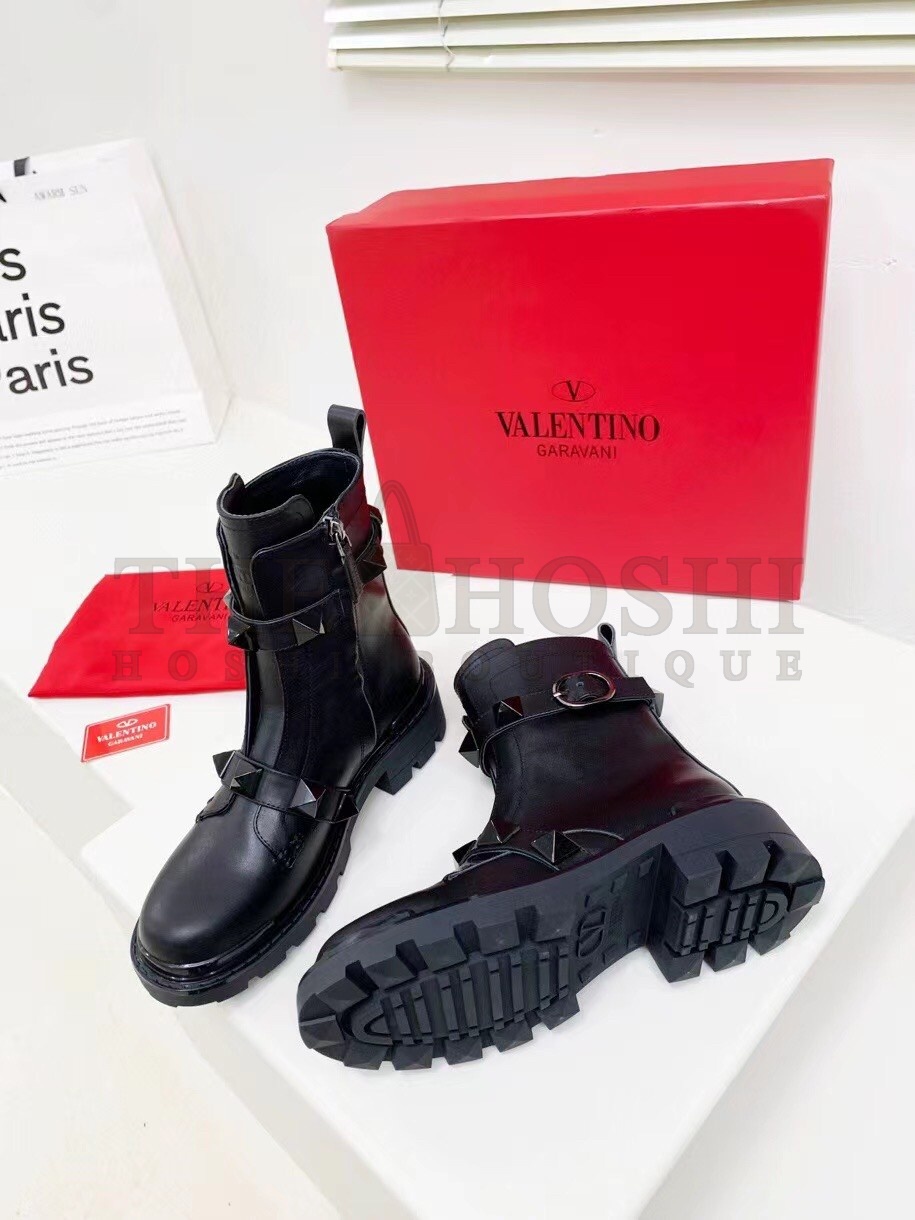 Va1e*ntin0 Black Roman Stud Combat Boots with Tonal Studs Master Quality
