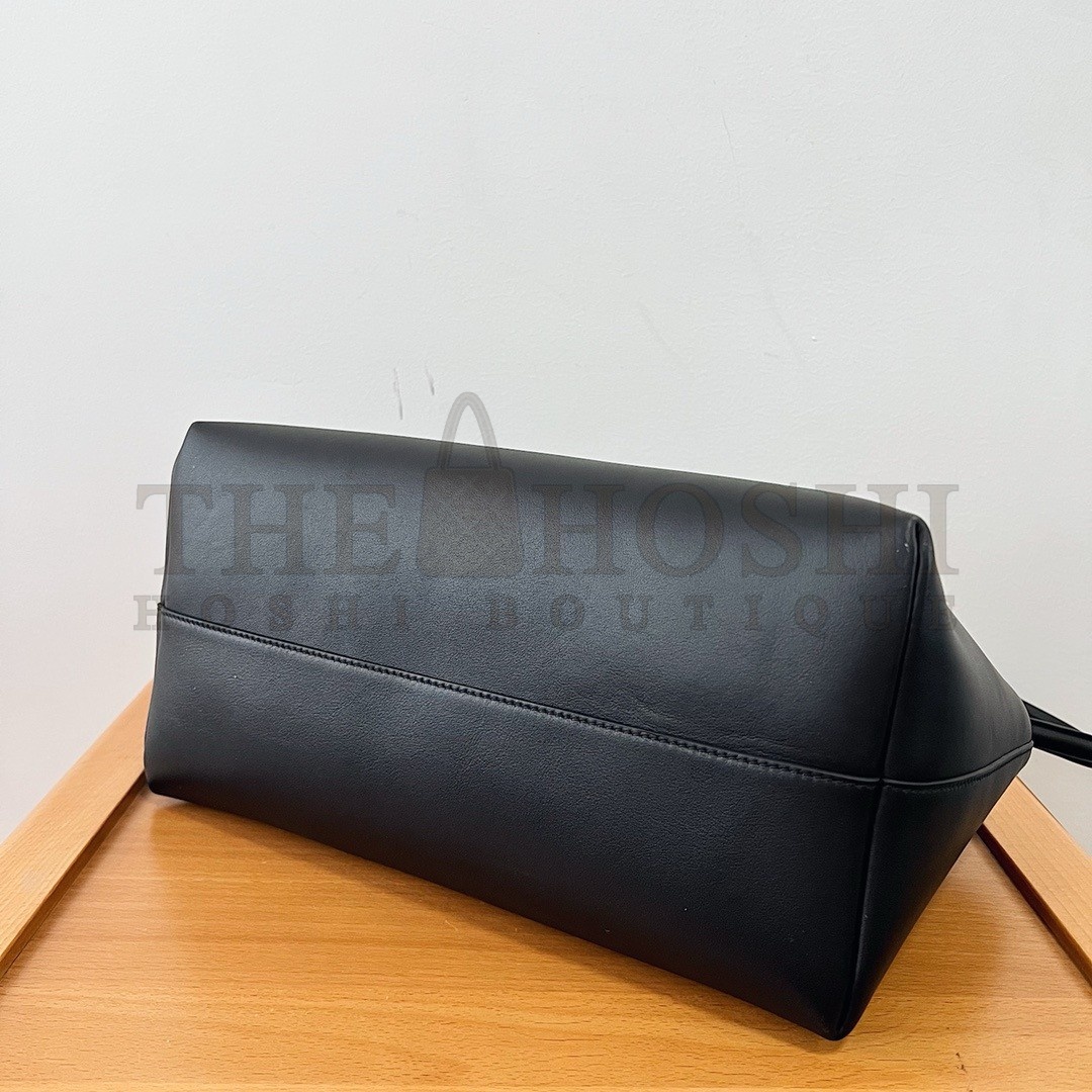 The R0w Terrasse Shoulder Bag in Black Calfskin Master Quality