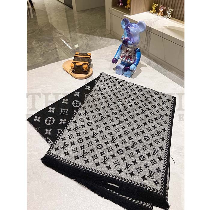 L0vis Vvtt0n LV Unisex Simply LV Scarf Black Fringed Finish Contrasting Monogram Motif Master Quality