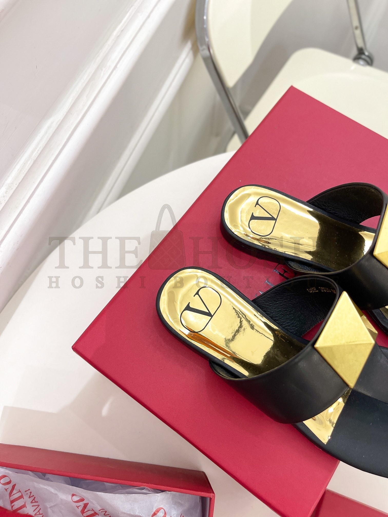 Va1e*ntin0 One Stud Flat Thong Sandals In Black Calfskin Master Quality