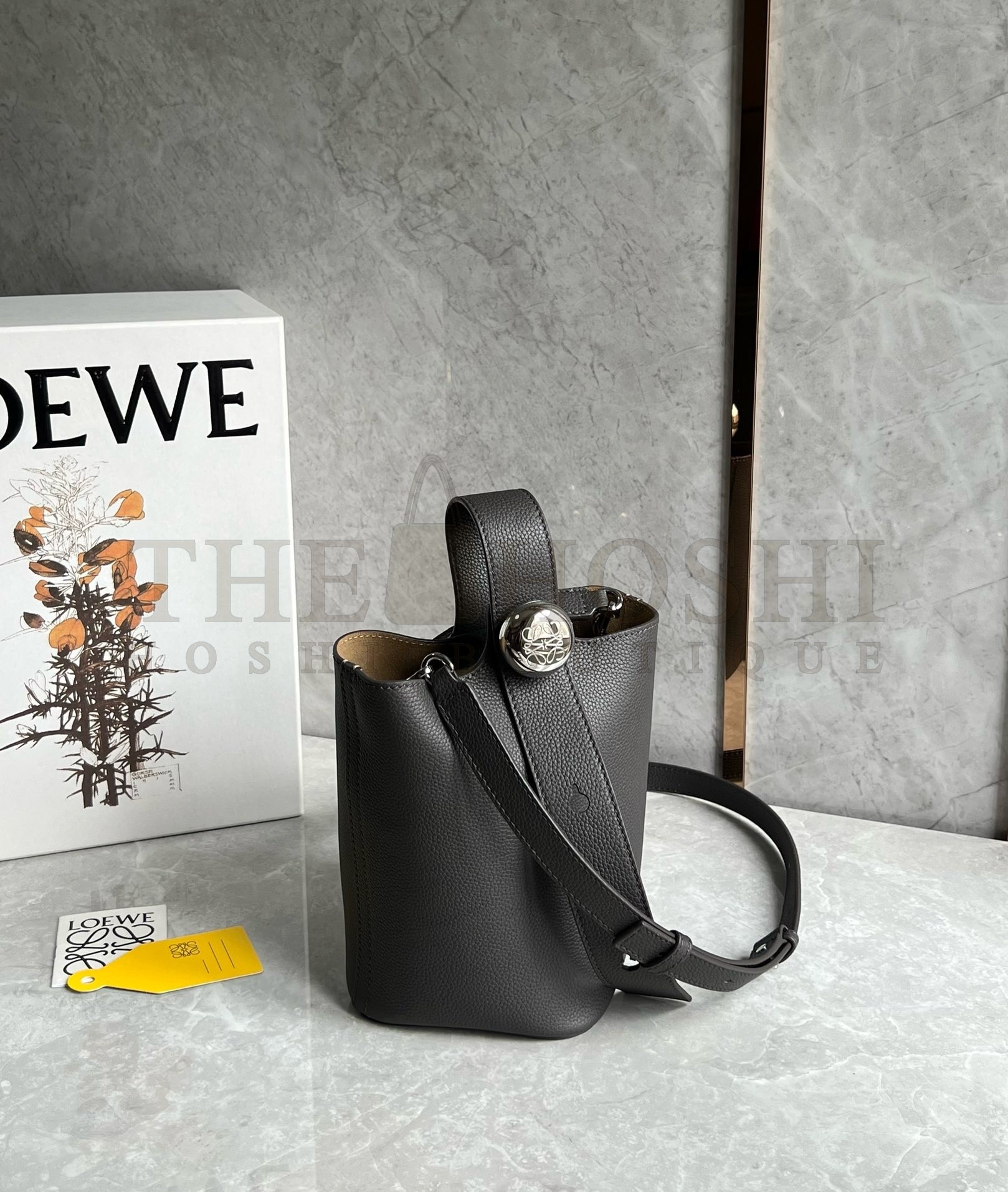 L0ew* Mini Pebble Bucket Bag in Black Grained Leather Master Quality